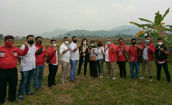 Foto bersama kader DPD PSI KBB dengan Plt. Sekjen DPP PSI, DR. Dea Tunggaesti, SH. MM di lapangan Desa Tanjungwangi, Kecamatan cihampelas KBB, Rabu (17/3/2021)
