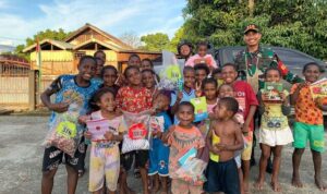 Kegiatan Sosial Satgas Pamtas RI-PNG: Berbagi Keceriaan dengan Anak-Anak Kampung Usku kegiatan sosial di perbatasan, interaksi lintas budaya, Satgas Pamtas 310/KK, anak-anak Kampung Usku, berbagi kebahagiaan