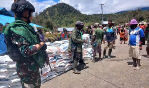 Aksi Heroik Satgas Mobile Raider 300 Siliwangi Memastikan Distribusi Beras 40 Ton di Distrik Sinak Heroik Satgas Mobile Raider, Distribusi Beras, Distrik Sinak, Bantuan Pangan