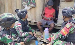 Duduk Santai dengan Warga Kampung Unggalom: Strategi Dansatgas Yonif 310/KK dalam Memahami Realitas Lokal Duduk Santai dengan Warga, Dansatgas Yonif 310/KK, Strategi Memahami Realitas Lokal, Masyarakat Kampung Unggalom, Pengenalan Wilayah Tugas