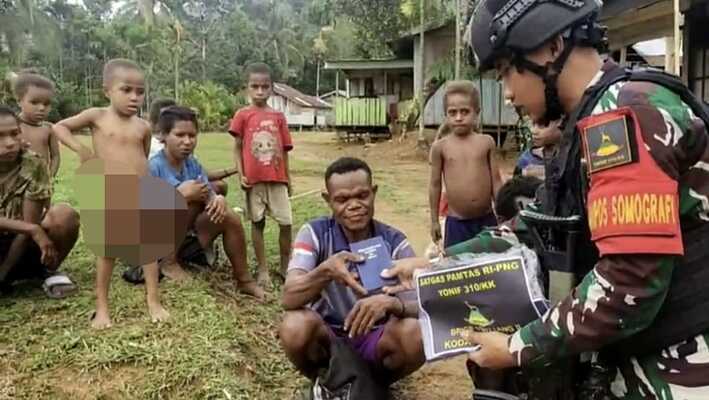 perbatasan Papua, kegiatan Satgas Batalyon 310/KK, pemberian Alkitab, buku bacaan, kepedulian masyarakat
